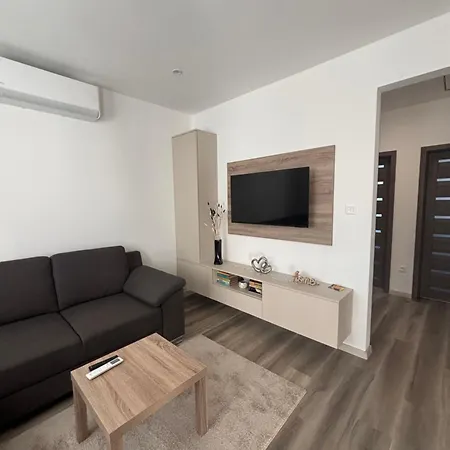 Royal Homes דירה Nesvady