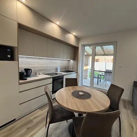 Royal Homes Apartman Naszvad